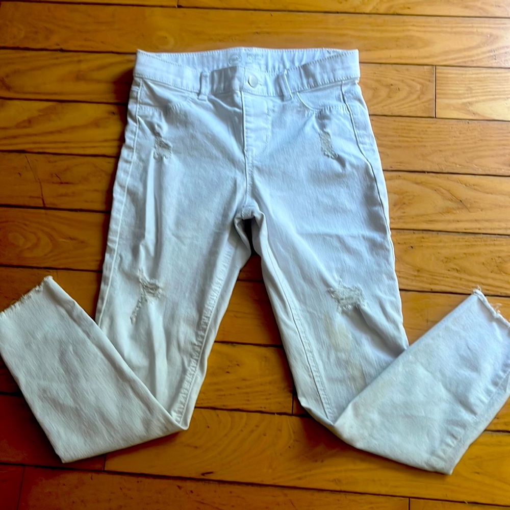 Cute white ripped jeans (one stain)